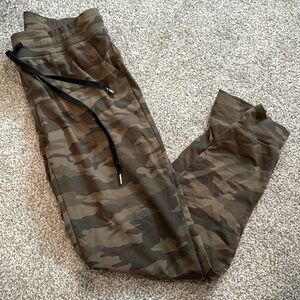 Zyia camo unwind joggers